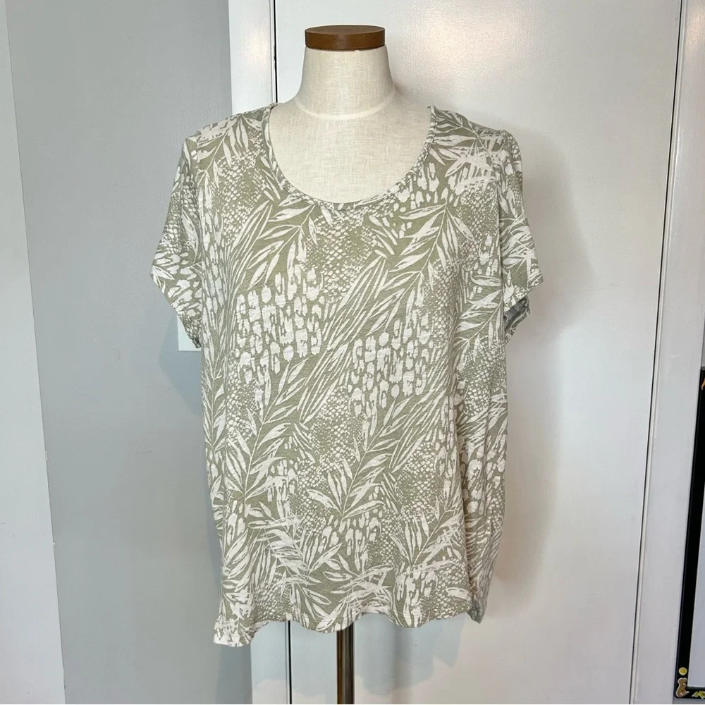 Christian Siriano 💯% linen scoop neck top, sage botanical print